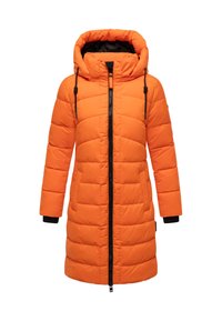 Abrigo acolchado largo naranja con capucha, cremallera negra, bolsillos laterales y puños interiores negros, diseñado para el clima frío.