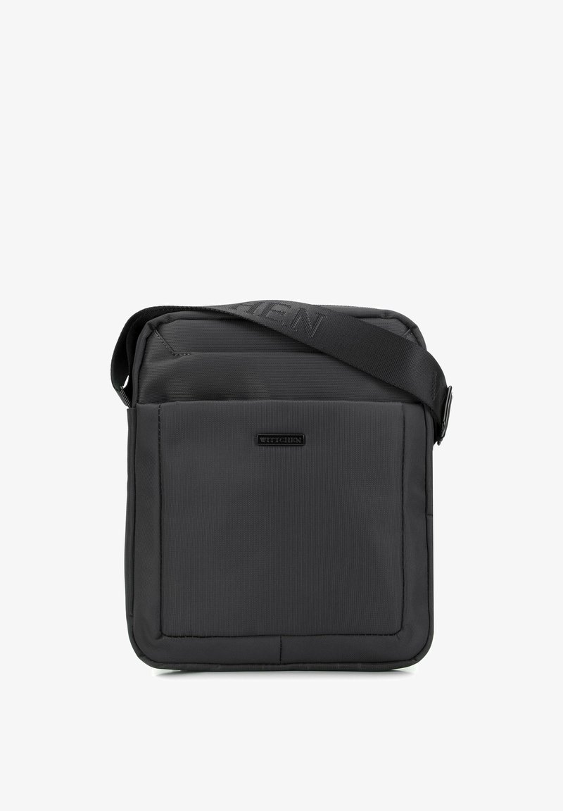 Černá messenger taška vyrobená z odolné látky. Čtvercový tvar s přední kapsou, nastavitelného popruhu a vyraženým logem značky na klopě.