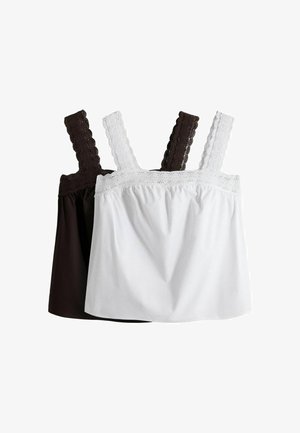 Zwei ärmellose Tops mit Spitzenträgern, eines weiß mit weißen Trägern und eines schwarz mit schwarzen Trägern, überlappend auf weißem Hintergrund dargestellt.