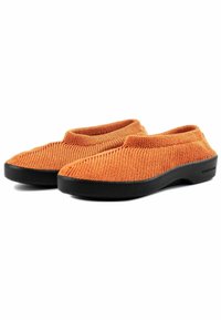 Scarpe slip-on arancioni lavorate a maglia con una tomaia texture e una suola in gomma nera, progettate per comfort e facilità d'uso.
