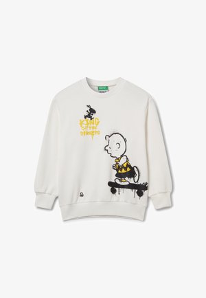 Biała bluza z nadrukiem w stylu graffiti przedstawiającym Charliego Browna jeżdżącego na deskorolce z napisem "Król Ulic" w żółtym i czarnym kolorze.