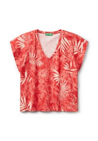 Blusa roja de manga corta con cuello en V, con un patrón de flores y hojas blancas, hecha de un tejido ligero con un acabado texturizado.
