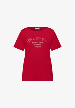 Rood T-shirt met korte mouwen en ronde hals, met de opdruk "Côte d'Azur Mediterranean Experience Sailing Club" op de voorkant.