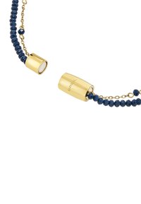 Collana di perle navy con sfaccettature, hardware dorato e ganci cilindrici incisi con "BREIL". L'accento della catena aggiunge dettagli.
