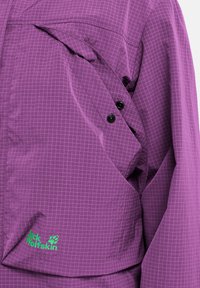 Lila kariertes Jackett aus leichtem Stoff, mit zwei schwarzen Knopfdetails und einem grünen Logo auf der unteren linken Seite.