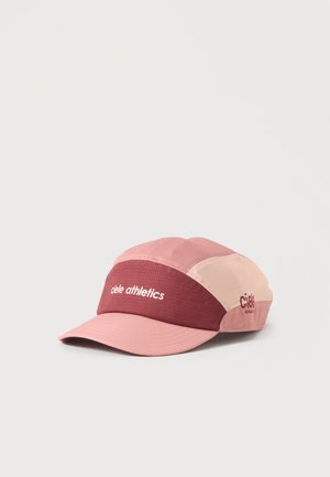 Casquette de course légère rose et bordeaux avec le logo "ciele athletics" sur le devant et les panneaux latéraux.