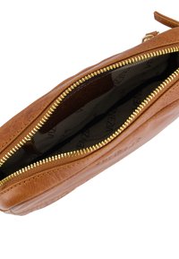 Brun læderpung med en struktureret overflade, gylden lynlås og mønstret indvendig foret. Åbner op til et rummeligt rum.