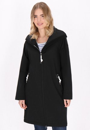 Zwarte hoodiejas met een rits, met zijzakken en witte koordjes, en een textuurafwerking. Draagt over een gestreept shirt.