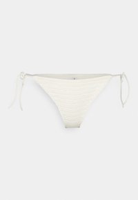 Fundo de bikini branco em crochet com fechos à lateral, apresentando um padrão texturizado e uma forma triangular.