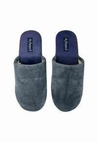 Pantofole in camoscio grigio con una texture morbida, caratterizzate da un design slip-on e una soletta blu con piccoli motivi geometrici. Logo del marchio sulla soletta.