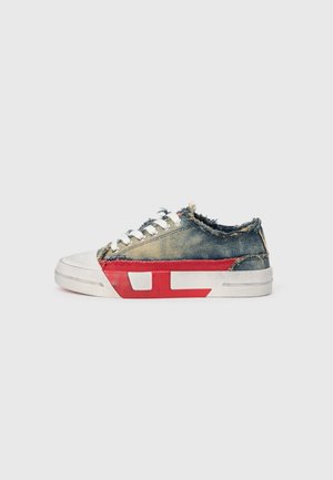 Jeanssneakers med ett ljust blått och blekt mönster, med en röd gummidetalj, vit tåhätta och fransiga kanter på ovansidan.