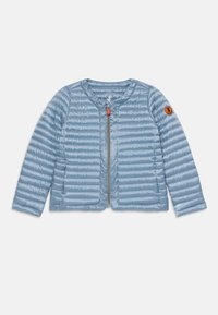 Lichtblauwe, gevoerde jas met een ronde hals, volledige rits en oranje accenten. Kenmerkt zich door lange mouwen en een logo-borduursel op de arm.