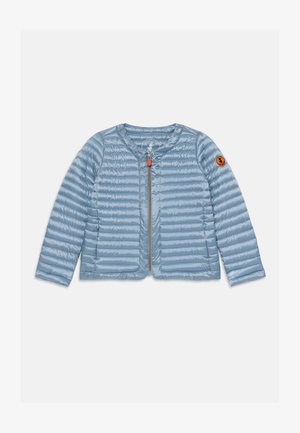 Lichtblauwe, gevoerde jas met een ronde hals, volledige rits en oranje accenten. Kenmerkt zich door lange mouwen en een logo-borduursel op de arm.