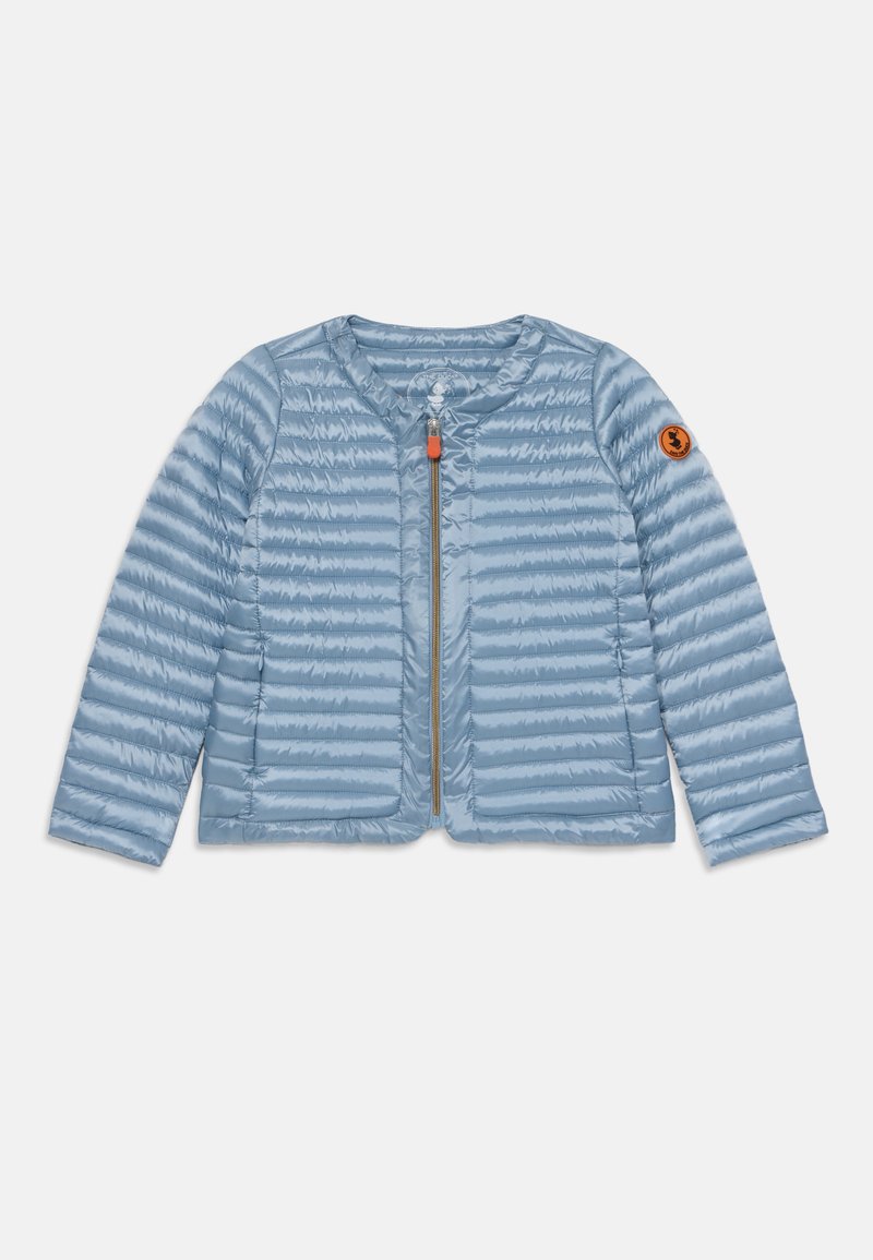 Lichtblauwe, gevoerde jas met een ronde hals, volledige rits en oranje accenten. Kenmerkt zich door lange mouwen en een logo-borduursel op de arm.