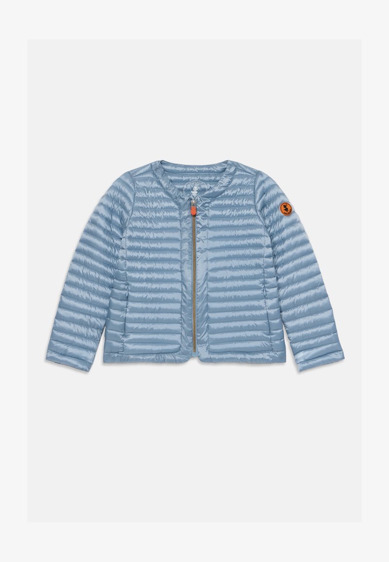 Lichtblauwe, gevoerde jas met een ronde hals, volledige rits en oranje accenten. Kenmerkt zich door lange mouwen en een logo-borduursel op de arm.