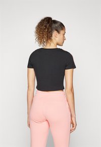 adidas Sportswear ESSENTIALS 3 STRIPES BABY - Potiskana majica - black/semi pink spark