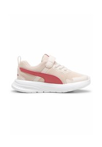Zapatillas Puma en malla de color beige claro con un acento rojo en el costado, que cuentan con una correa de velcro y una suela de goma blanca para proporcionar tracción.
