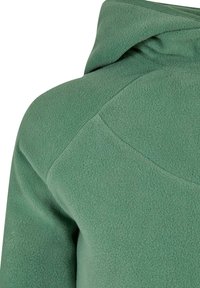 Hoodie en polaire de couleur verte atténuée ; possède une surface douce et texturée ainsi qu'une capuche ajustée avec un design sans couture au niveau des épaules.