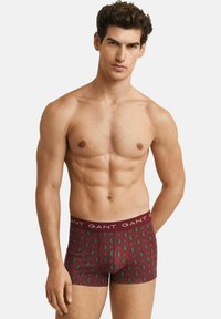 Bordeauxrode boxer briefs met paisley-patroon, voorzien van een elastische tailleband met het "GANT"-logo, gemaakt van een zachte stof.