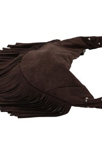 Sac à épaule en suède brun avec des franges, des accessoires en argent décoratifs et une texture lisse. Forme concave avec une large sangle.