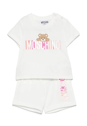 Completo bianco a due pezzi composto da una camicia a maniche corte con una grafica di un orso e il testo "MOSCHINO", abbinato a pantaloncini coordinati. Tessuto morbido.