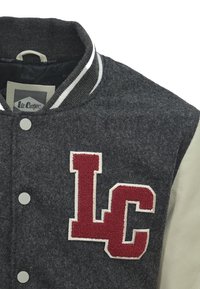 Ciemnoszara kurtka varsity z białymi skórzanymi rękawami, zapinana z przodu na guziki, z prążkowanym kołnierzem w białe paski oraz czerwonym naszywką LC na piersi.