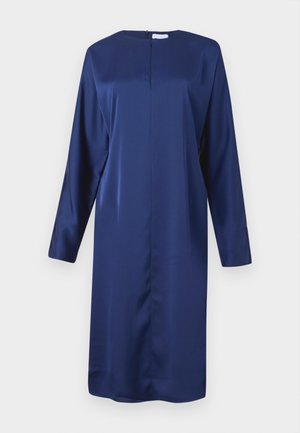 Navy sininen satiinimekko, jossa on pitkät hihat, pyöreä kaula-aukko ja takavetoketju. Mekossa on suora leikkaus ja hienovaraiset sivureiät liikkuvuuden helpottamiseksi.