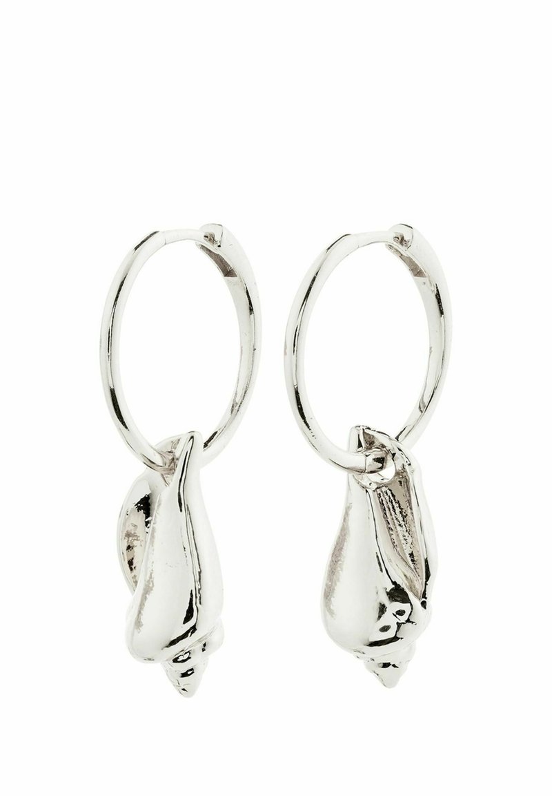 Boucles d'oreilles en argent en forme de créoles, avec des pendentifs en forme de coquillage, finition lisse, texture détaillée et apparence polie.
