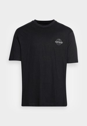 Czarny T-shirt z krótkim rękawem, z okrągłym dekoltem i małą srebrną grafiką globu z napisem "FUTURE" na lewej piersi.