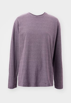 Długo rękawowa koszula w paski w kolorze fioletowym z okrągłym dekoltem. Posiada poziome paski oraz luźny krój z bocznymi rozcięciami na dolnym brzegu.