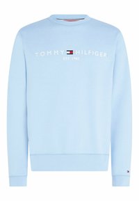 Ljusblå tröja med rund halsringning, med vit broderad "TOMMY HILFIGER"-text och logotyp. Ribbstickade muddar och fåll. Mjuk tygstruktur.