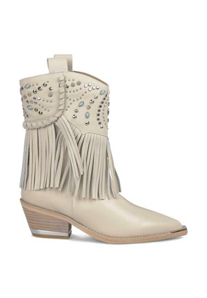 Beige Knöchelstiefel mit spitzem Fuß, Fransen und Strassverzierungen. Texturiertes Leder und ein gestapelter Absatz mit silbernem Akzent.