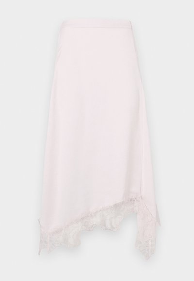 Asymetrická růžová sukně z měkké látky, s krajkovou ozdobou na lemu, s hladkou strukturou a jemným vzorem.