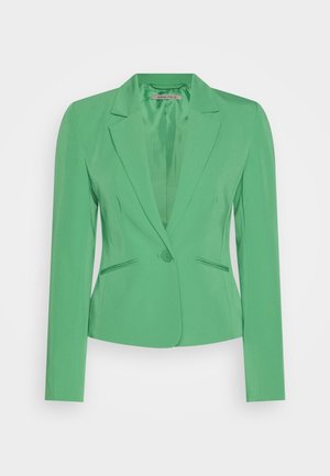 Blazer vert sur mesure avec une fermeture à un bouton, col à revers cranté, manches longues et deux poches avant passepoilées.