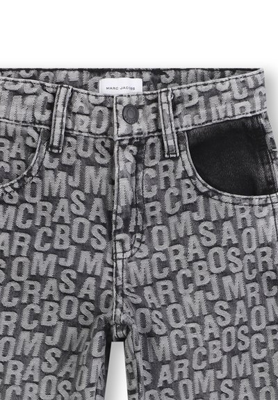 Jeans in denim nero e grigio con un motivo a logo ripetuto, una tasca nera di accento e chiusura con bottone standard.