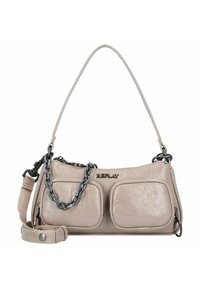 Borsa a mano in finta pelle beige con una forma curva, doppie tasche con zip, una tracolla con catena e una tracolla removibile. Logo del marchio esposto.