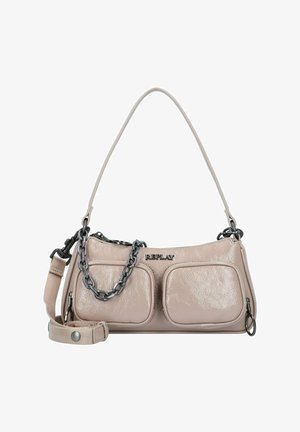 Sac à main en faux cuir beige avec une forme incurvée, double poches zippées, une bandoulière accentuée par une chaîne et une bandoulière amovible. Logo de la marque affiché.