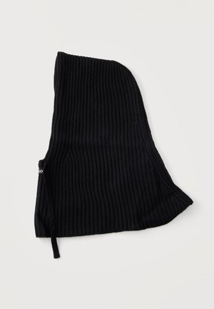 Cagoule en maille côtelée noire avec une sangle sous le menton, conçue pour couvrir la tête et le cou, étalée à plat sur un fond blanc.