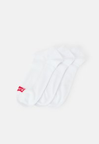 Drei Paar weiße Baumwollsocken mit gerippten Bündchen und einem roten Logo an der Seite. Glatte Textur, knöchellanges Design.