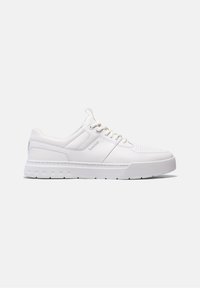 Sneaker bianca con dettagli perforati, tomaia in pelle liscia, lacci piatti e suola in gomma spessa con accentuazioni scanalate.