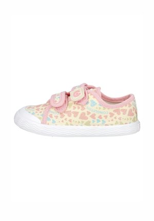 Zapatilla baja para niño con ribete rosa, dos tiras de velcro, suela blanca y patrón de corazones multicolores sobre una parte superior de tela color crema.