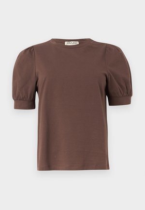Camicia marrone a maniche corte con maniche a sbuffo e polsini a coste, scollo rotondo e piccola etichetta "AWARE" sul retro del colletto.