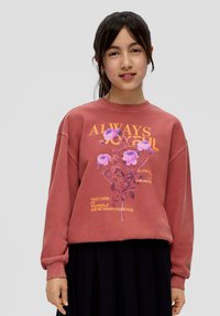 Rosa Sweatshirt mit grafischem Blumenmuster und Text. Lange Ärmel, gerippter Rundhalsausschnitt, lässige Passform und weiche Baumwollmischung.