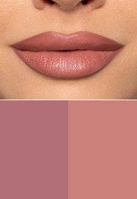 Matte lippenkleur in een zachte nude tint, met een gladde textuur. Daaronder twee kleurstaaltjes: één gedempt roos en één lichtere beige-roze.