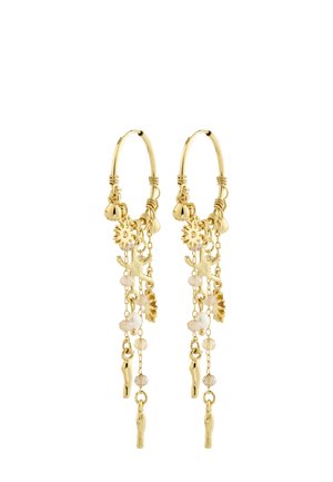 Kultaiset korvarenkaat, joissa on useita riippuvia koristeita, mukaan lukien tähtiä, helmiä, aurinkoja ja pieniä abstrakteja muotoja.