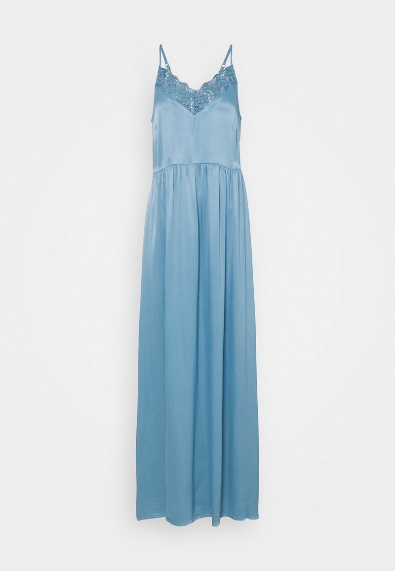 Robe longue en satin bleu clair avec bretelles spaghetti et bordure en dentelle au décolleté en V, jupe fluide et taille froncée.