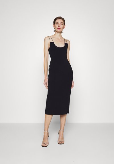 Mustmustrõngaga must midi kleit, millel on õhukesed spaghetti rihmad ja ümar kaelus, keha lähedane siluett ning põlvedeni ulatuv pikkus.