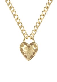 Gouden hartvormige locket ketting met een bloemenpatroon van uitgesneden harten, hangend aan een dikke gouden ketting met ovale schakels.