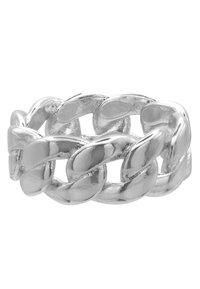Anello in argento con catena, caratterizzato da anelli intrecciati, superficie lucida, bordi arrotondati e un design testurizzato con riflessi visibili.