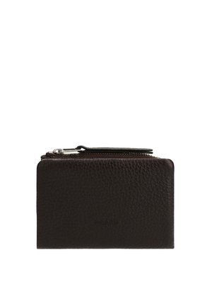 Dunkelbraune, strukturierte Lederbrieftasche mit Reißverschlusstasche und Metallreißverschluss, dargestellt auf weißem Hintergrund.